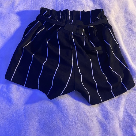Small Black and white shorts - Picture 4 of 4